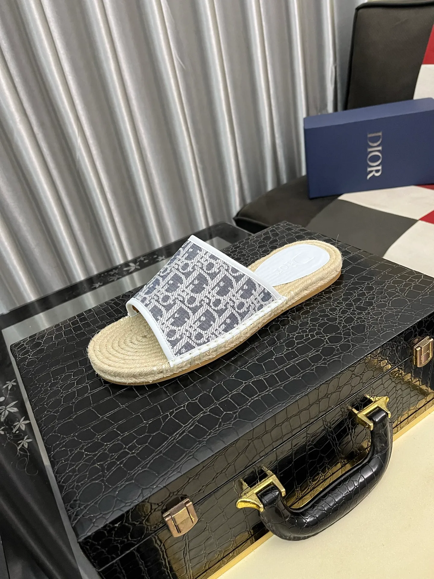 Men's shoes💰320⌚️⌚️DIOR Dior slippers New slippers are on sale simultaneously. Original materials imported from Italy. Fully imported sheepskin lining, sole: original sole provided by the original factory, exclusive movable molded sole, super comfortable, original factory follow-up goods, 🔍🔍high quality, can be entered and exited the counter at will, code number: 38-442️⃣colors available